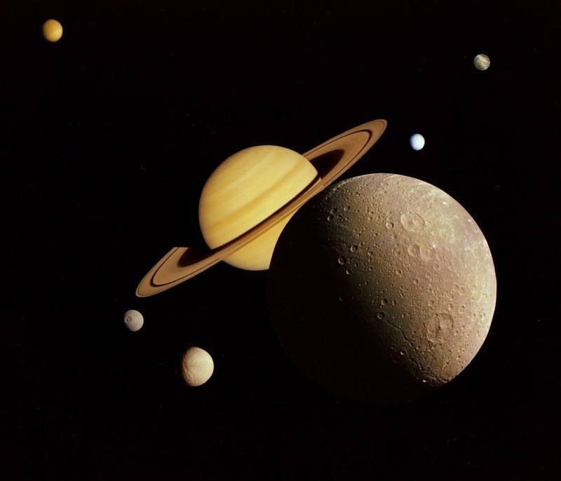 Dione - czwarty pod względem wielkości księżyc Saturna