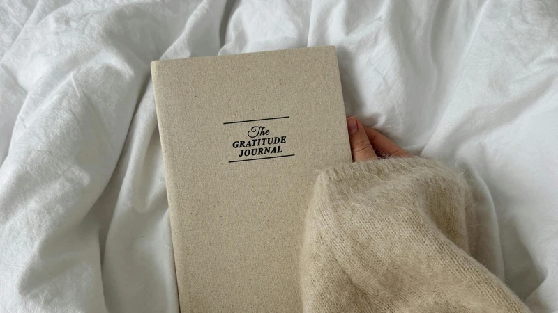 Gratitude journal. Zdjęcie: Aljona Ovtšinnikova / pexels.com.