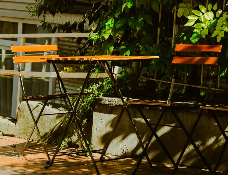 Meble składane - idealne na balkon. Zdjęcie: Betül Balcı / pexels.com.