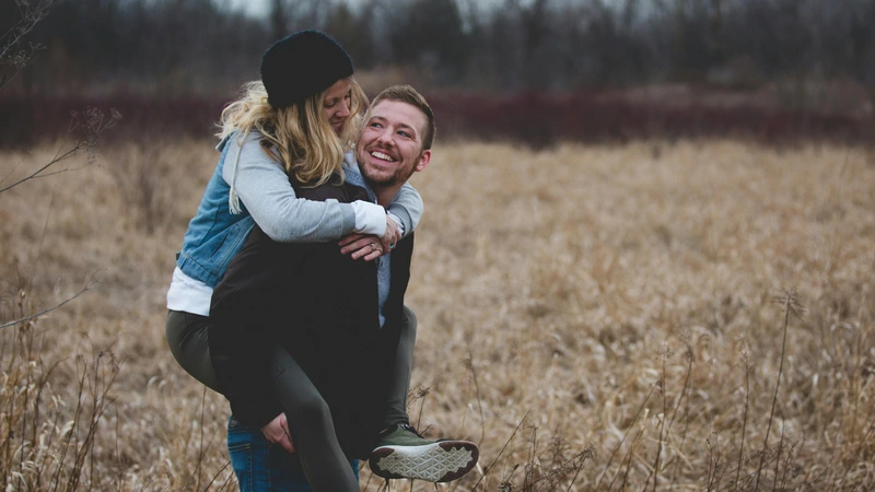Para na spacerze. Zdjęcie: Josh Willink / pexels.com.