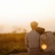 Para siedząca przy zachodzie słońca. Zdjęcie: Jasmin Wedding Photography / pexels.com.