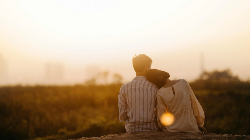Para siedząca przy zachodzie słońca. Zdjęcie: Jasmin Wedding Photography / pexels.com.