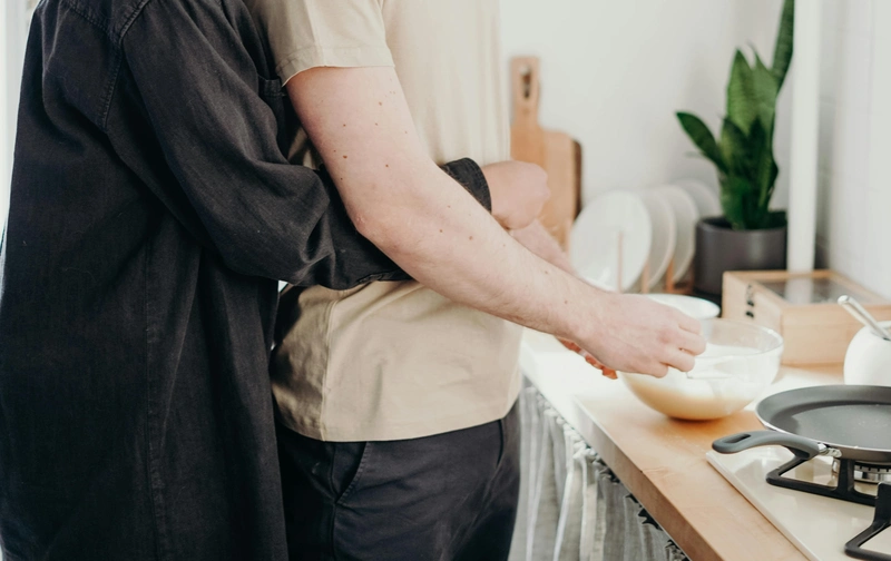 Przytulona para. Zdjęcie: cottonbro studio / pexels.com.