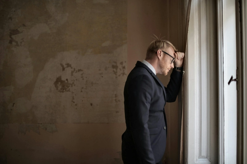 Załamany mężczyzna. Zdjęcie: Andrea Piacquadio / pexels.com.