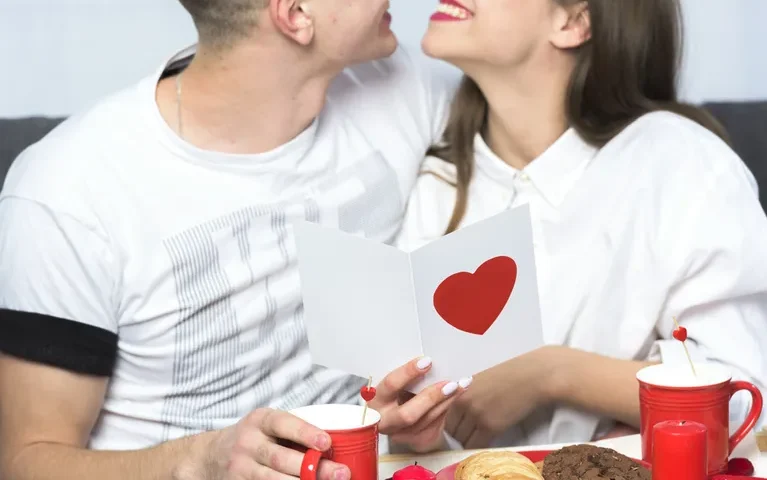 Wyjątkowe prezenty na walentynki dla Twojej dziewczyny. fot. freepik.com.