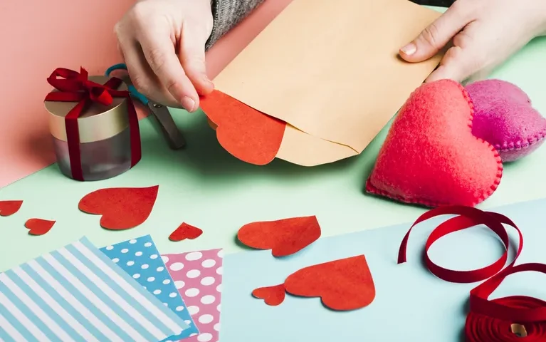 Wyjątkowe pomysły na prezent DIY na walentynki dla chłopaka. fot. freepik.com