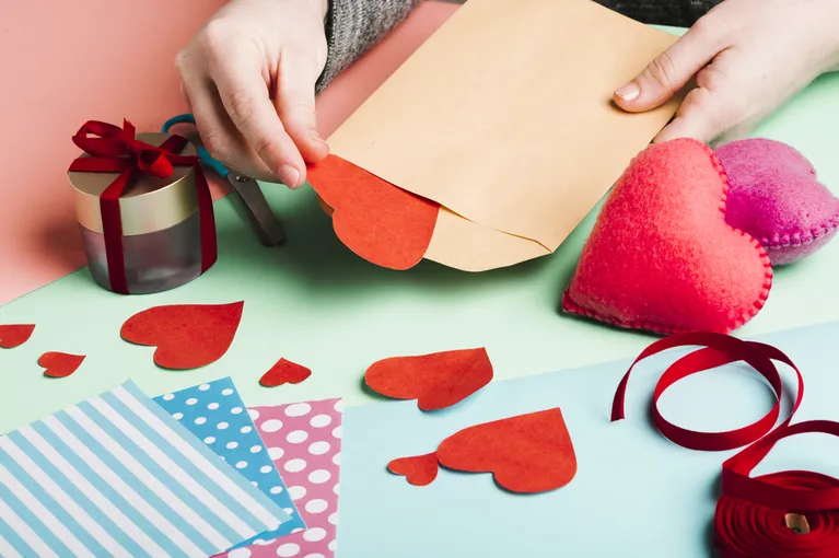 Wyjątkowe pomysły na prezent DIY na walentynki dla chłopaka. fot. freepik.com