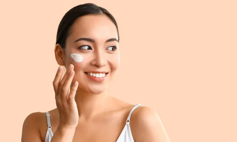 Krem z filtrem SPF do twarzy, fot. Adobe Stock