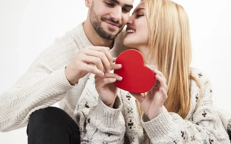Zainspiruj się i znajdź oryginalny prezent na walentynki dla swojego chłopaka. fot. freepik.com
