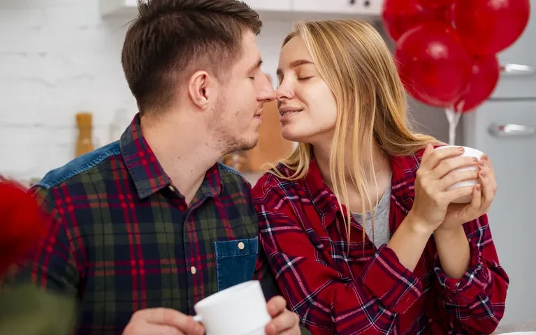 Zainspiruj się odkryj wyjątkowe pomysły na romantyczny wieczór. fot. freepik.com