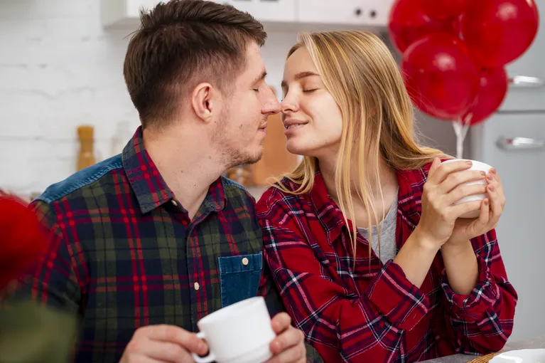 Zainspiruj się odkryj wyjątkowe pomysły na romantyczny wieczór. fot. freepik.com