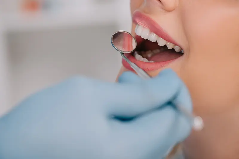 Kiedy warto pomyśleć o protezie lub implantach