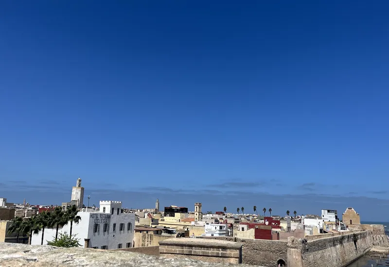 Miasto nad oceanem z kolorowymi dachami, niebieskie niebo
