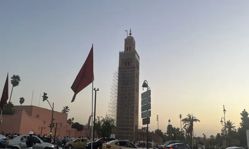 Plac w Marrakeshu z meczetem