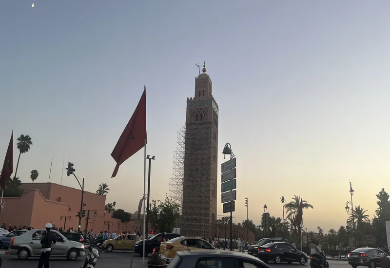Plac w Marrakeshu z meczetem