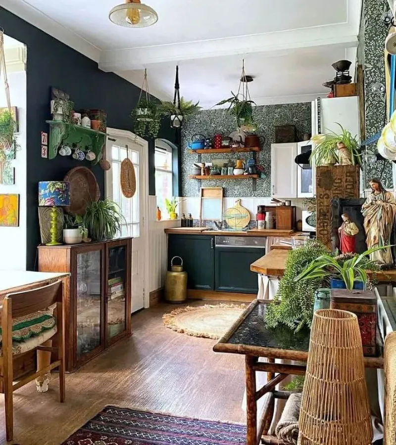 Kuchnia pełna dekoracji w stylu boho