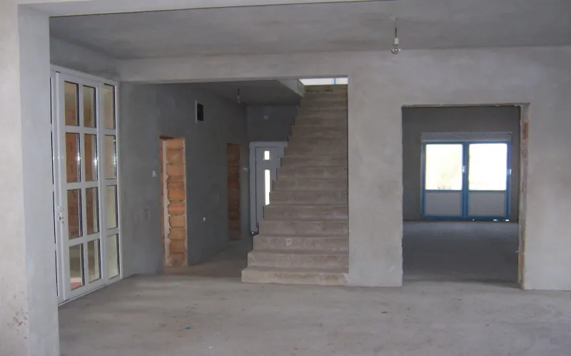 Wnętrze polskiego domu w stanie deweloperskim