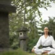 Dziewczyna medytująca na łonie natury przed pojedynkiem taekwondo