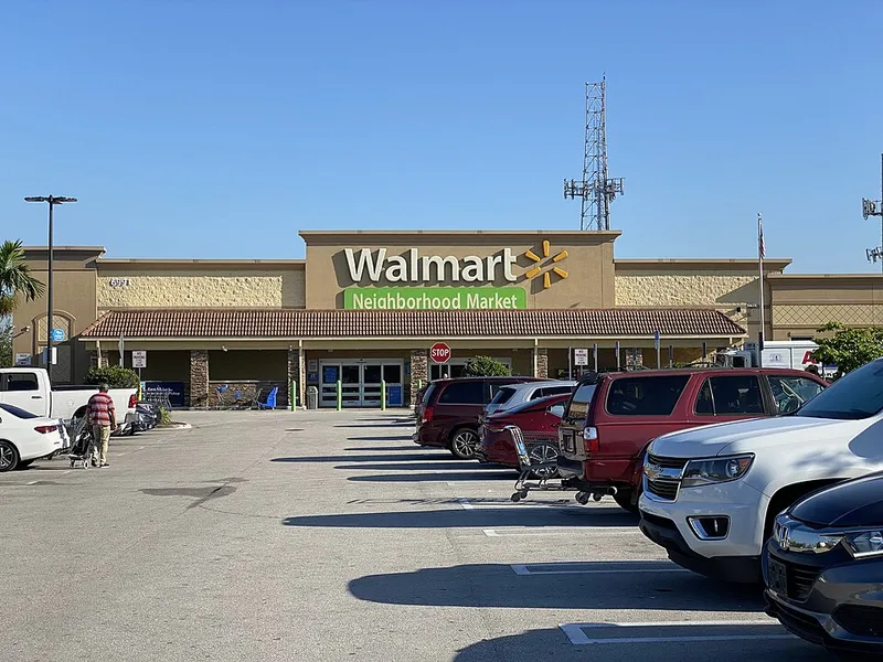 Widok na hipermarket Walmart w USA z parkingu